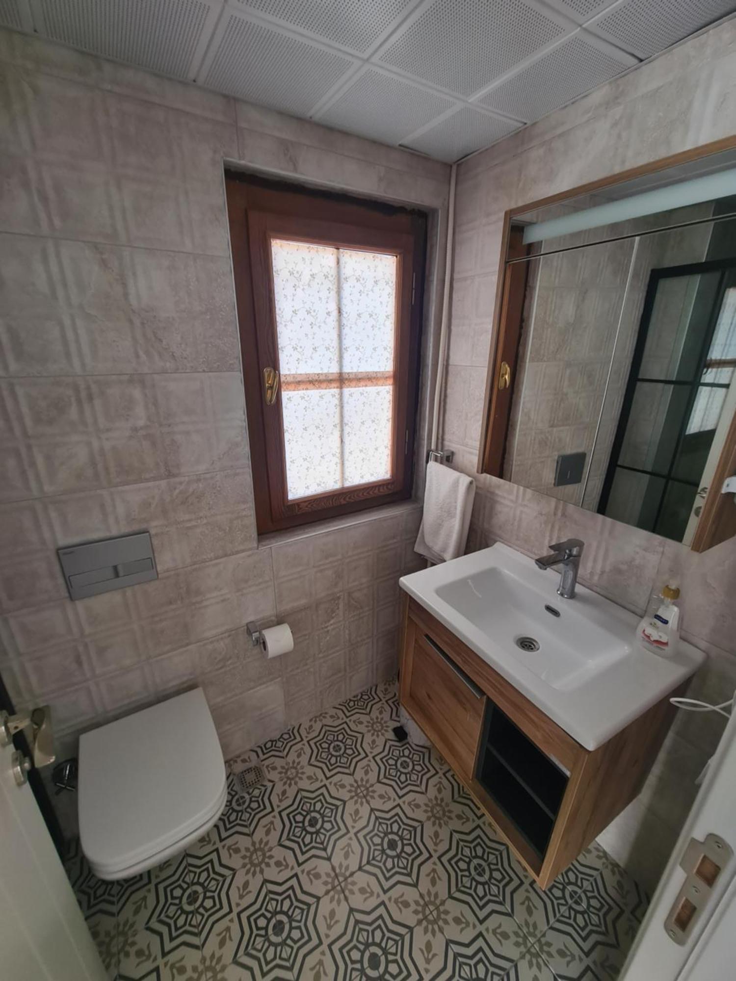 Lokal Gazde/Camere de închiriat